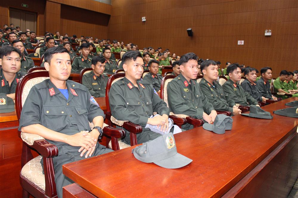 300 cán bộ, chiến sĩ thuộc Bộ Tư lệnh Cảnh sát cơ động được tăng cường cho CATP Hồ Chí Minh.