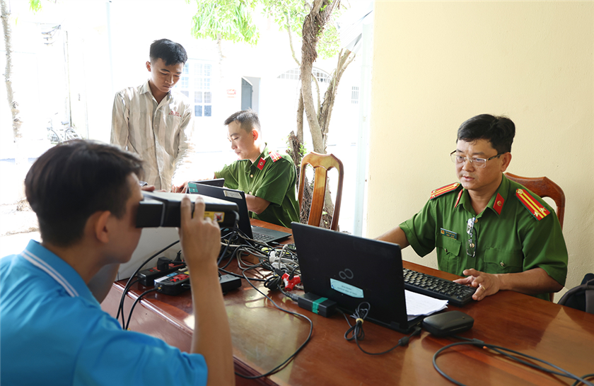 Thu nhận hồ sơ cấp căn cước cho các phạm nhân.