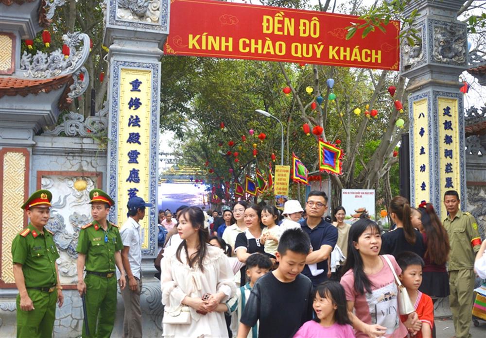 Cán bộ, chiến sĩ Công an phường Đình Bảng trực bảo đảm an ninh, trật tự tại điểm chốt cổng chính của Đền Đô.