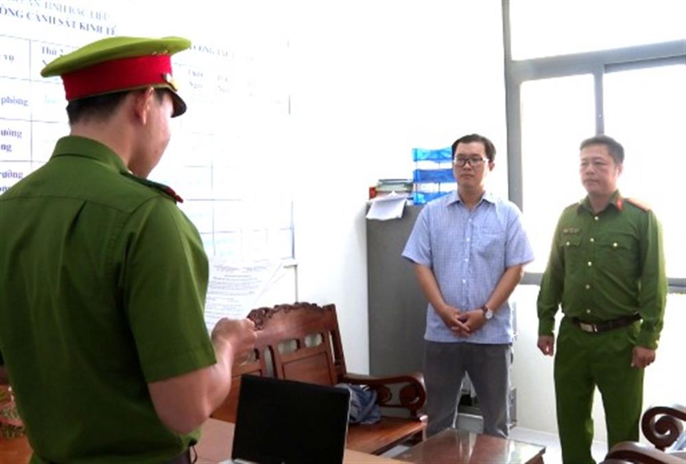 Cơ quan Cảnh sát điều tra Công an tỉnh Bạc Liêu tống đạt quyết định khởi tố bị can đối với Ngũ Thế Nghĩa.