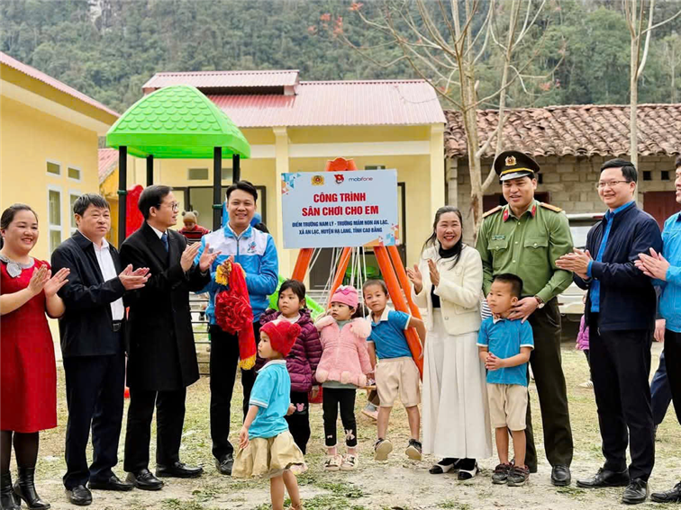 Trao tặng “Sân chơi cho em”.