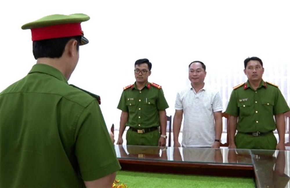 Cơ quan Cảnh sát điều tra Công an tỉnh Bạc Liêu tống đạt quyết định khởi tố bị can đối với Nguyễn Hữu Khoa.
