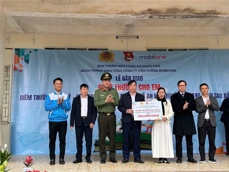 Ban Thanh niên Công an nhân dân và lãnh đạo Tổng Công ty trao kinh phí từ chương trình “Điểm trường cho em”.