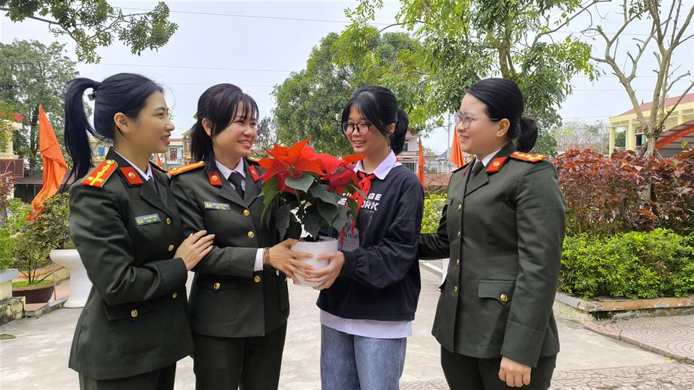 Ban Phụ nữ Công an tỉnh động viên em Nguyễn Thúy An tiếp tục cố gắng trong học tập