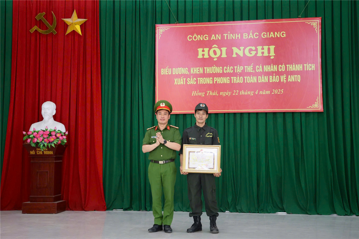 Đại tá Nguyễn Thế Tuấn, Phó Giám đốc Công an tỉnh trao Bằng khen tặng tập thể, cá nhân có thành tích xuất sắc trong phong trào toàn dân bảo vệ an ninh Tổ quốc.