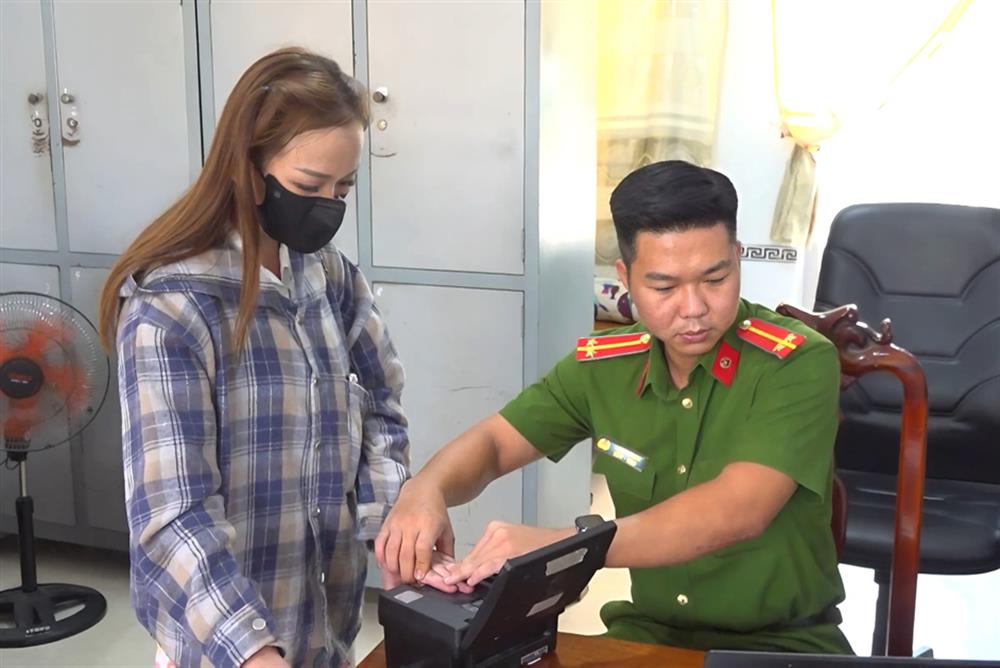 Công an thị trấn Cái Nước, huyện Cái Nước thực hiện thủ tục cấp căn cước cho người dân.