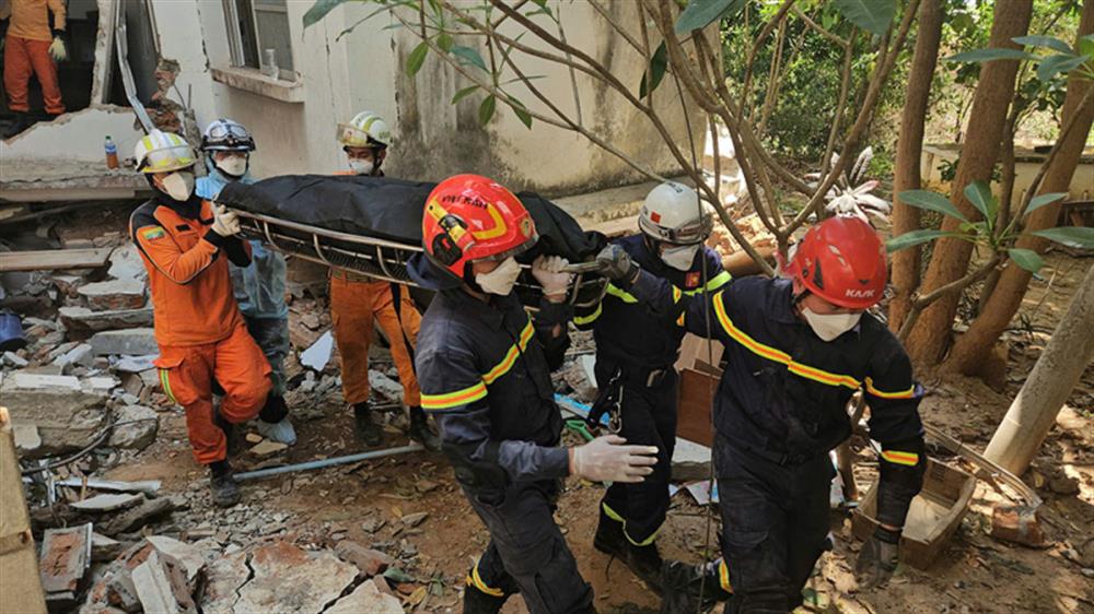 Đưa thi thể nạn nhân 14 tuổi ra ngoài bàn giao cho gia đình.