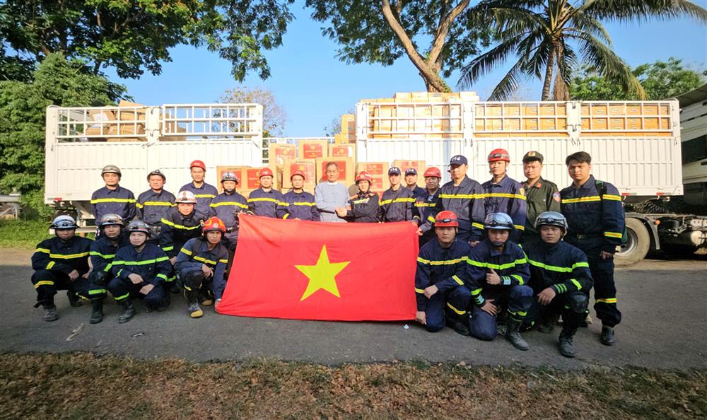 Đại tá Nguyễn Minh Khương; ông Sa Weli Frag cùng Đoàn công tác.