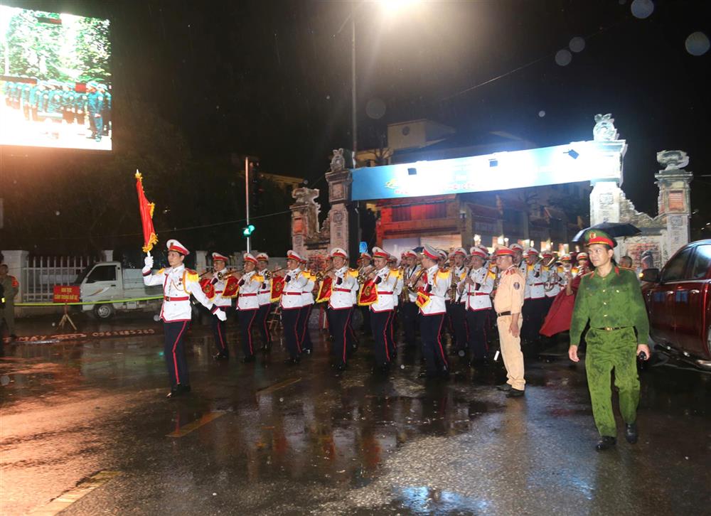 Công an tỉnh Bắc Ninh tham gia đảm bảo an ninh, trật tự hoạt động biểu diễn của Đội Quân nhạc Bộ Công an tại phố đi bộ Từ Sơn.