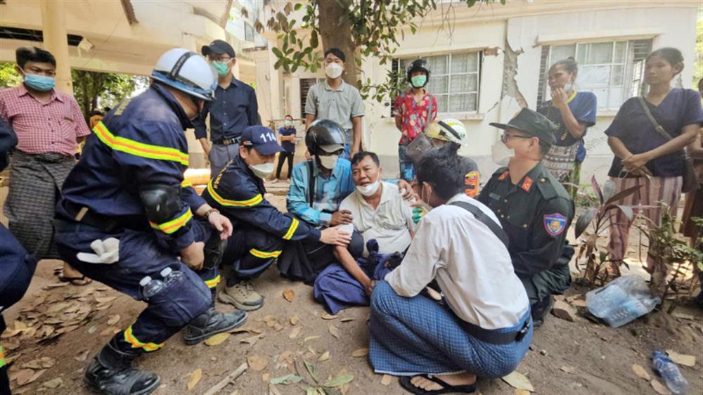 Đội cứu nạn, cứu hộ Bộ Công an Việt Nam động viên, chia sẻ khó khăn với gia đình nạn nhân.