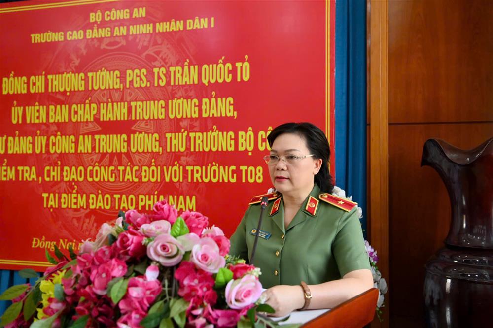 Thiếu tướng Đinh Thị Ngọc Hoa, Hiệu trưởng Trường Cao đẳng ANND I trình bày báo cáo tại buổi làm việc.