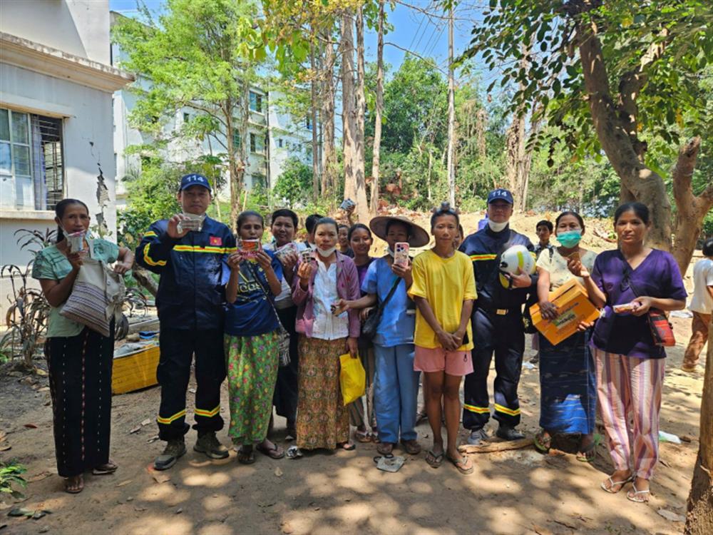 Đoàn công tác trao lương thực tặng người dân Myanmar.