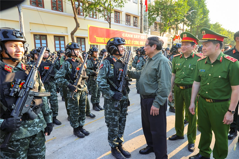 Thủ tướng Phạm Minh Chính động viên lực lượng Công an đang tập luyện tại Trung tâm bồi dưỡng và huấn luyện nghiệp vụ số 2, Bộ Tư lệnh Cảnh sát cơ động, Bộ Công an ở huyện Long Thành, tỉnh Đồng Nai.