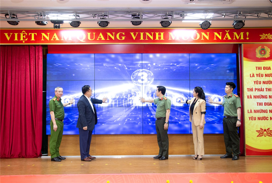 Các đồng chí lãnh đạo, đại biểu thực hiện nghi thức bấm nút phát động phong trào.