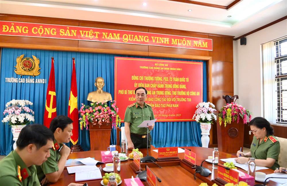 Thứ trưởng Trần Quốc Tỏ phát biểu tại buổi làm việc.