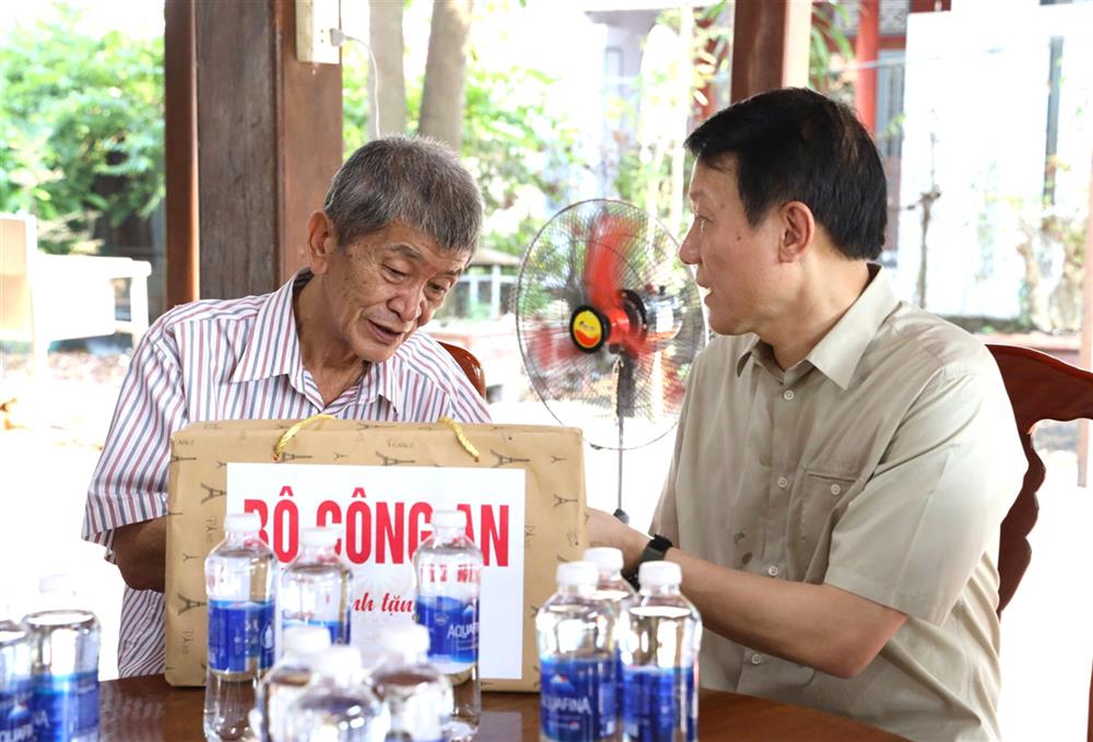 Bộ trưởng Lương Tam Quang thăm hỏi và tặng quà Thiếu tướng Ngô Quang Long, nguyên cán bộ Văn phòng Ban An ninh Trung ương Cục miền Nam, nguyên Giám đốc Công an tỉnh Tây Ninh.