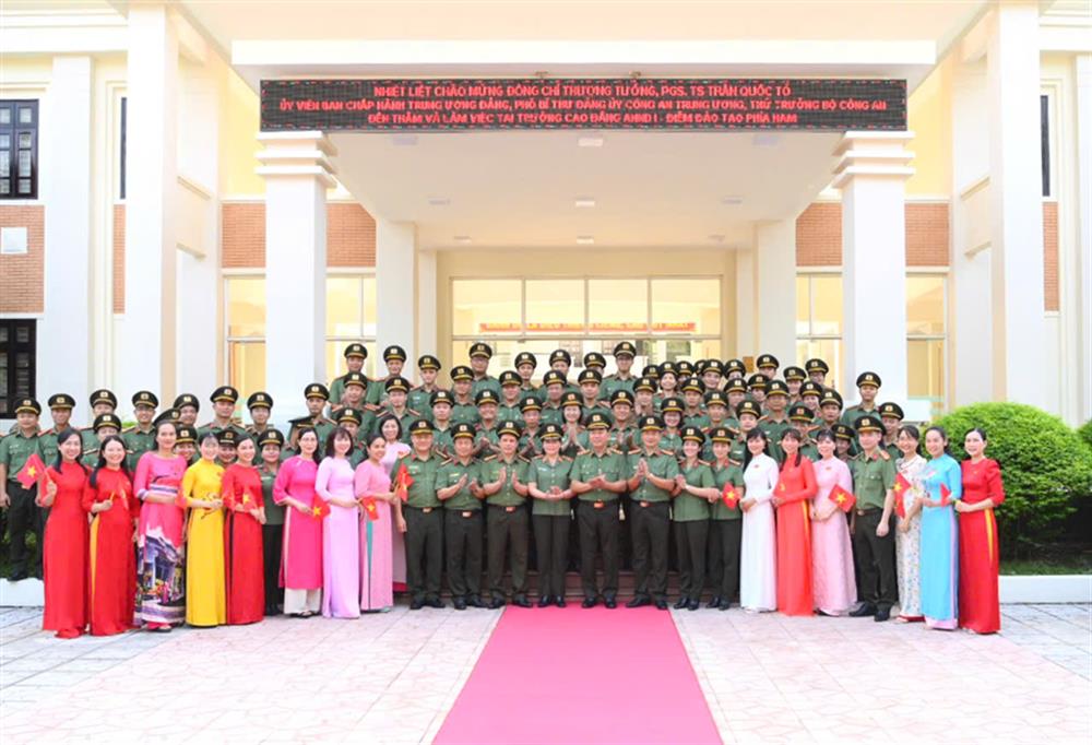 Thứ trưởng Trần Quốc Tỏ cùng các đại biểu dự buổi làm việc.