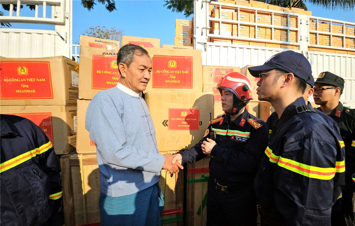 Đại tá Nguyễn Minh Khương, Trưởng Đoàn công tác đã trao số thuốc và vật tư này cho ông Sa Weli Frag - Vụ trưởng Vụ quản lý thiên tai, Bộ Phúc lợi xã hôi, Cứu trợ và Tái định cư Myanmar với mong muốn hỗ trợ y tế cho nước bạn vượt qua giai đoạn khó khăn này. 