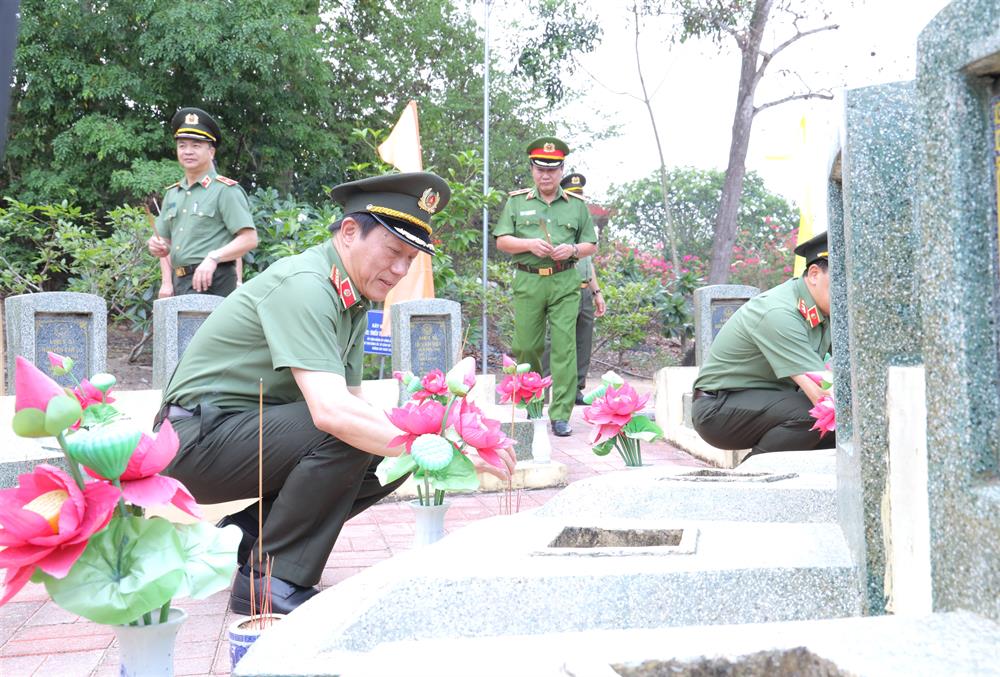 Bộ trưởng Lương Tam Quang thắp hương tri ân các Anh hùng liệt sĩ tại Nghĩa trang liệt sĩ Quốc gia đồi 82.