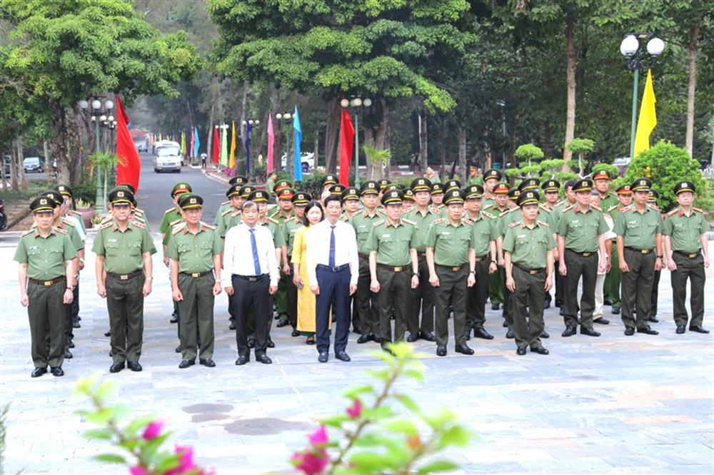 Bộ trưởng Lương Tam Quang cùng các đại biểu tưởng niệm các Anh hùng liệt sĩ tại Nghĩa trang liệt sĩ Quốc gia đồi 82.