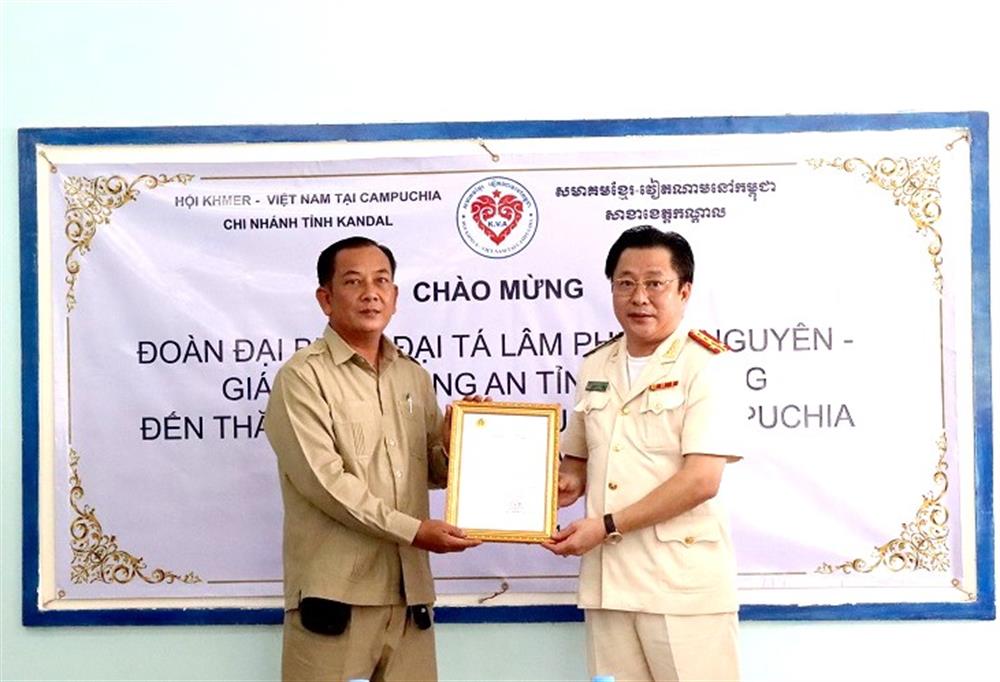 Đại tá Lâm Phước Nguyên, Giám đốc Công an tỉnh An Giang trao kinh phí hỗ trợ Hội Khmer - Việt Nam tỉnh Kandal.
