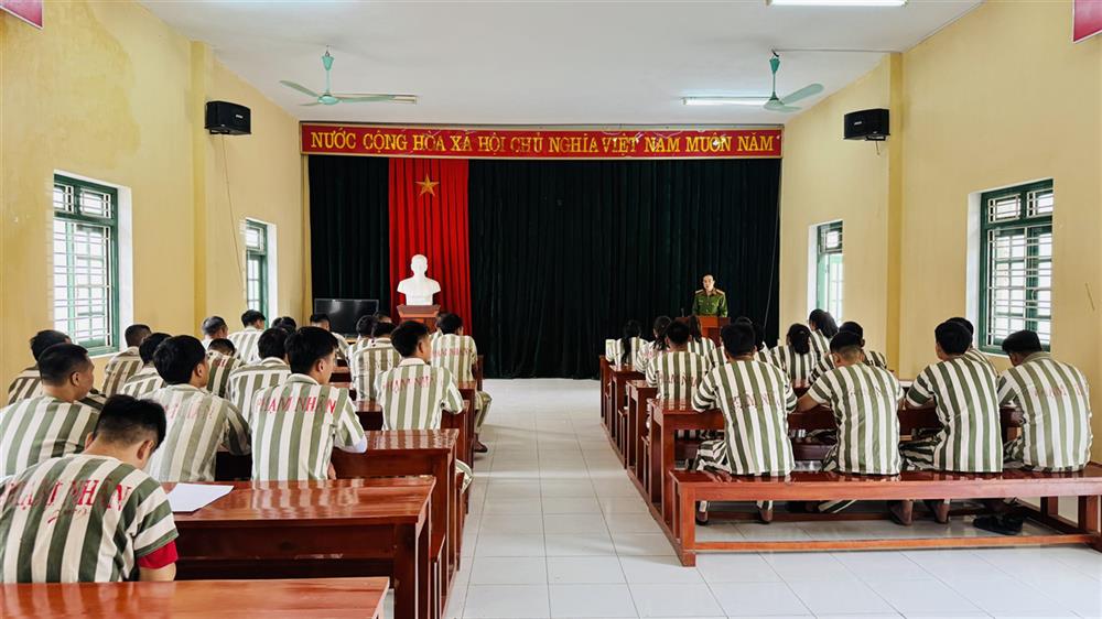 Lớp học tuyên truyền pháp luật cho các phạm nhân.