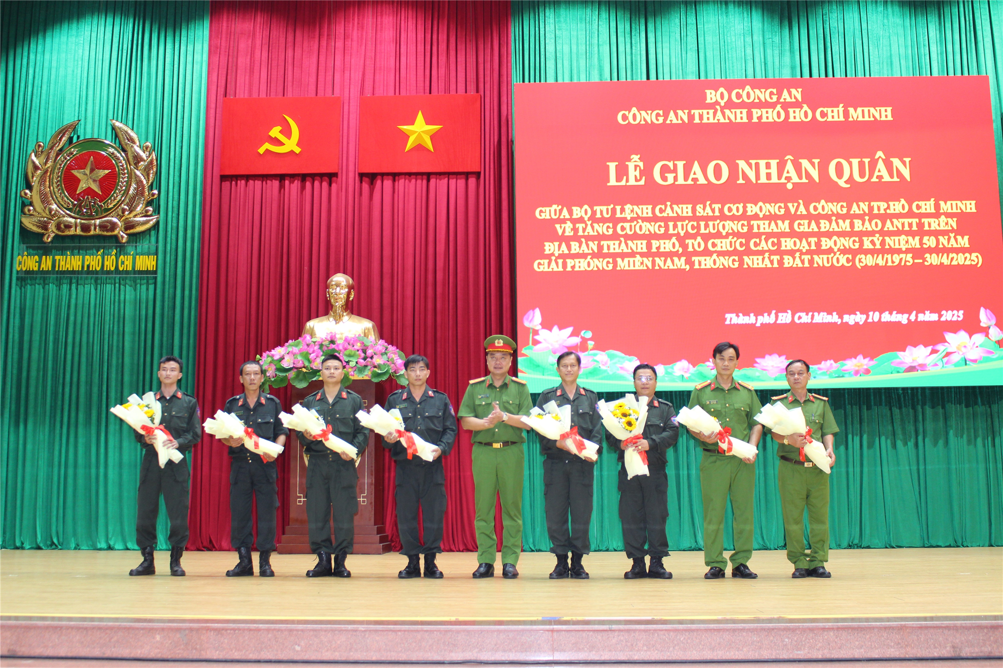 Đại tá Nguyễn Đình Dương, Phó Giám đốc CATP động viên, tặng hoa đại diện cán bộ, chiến sĩ được tăng cường đảm bảo an ninh, trật tự.
