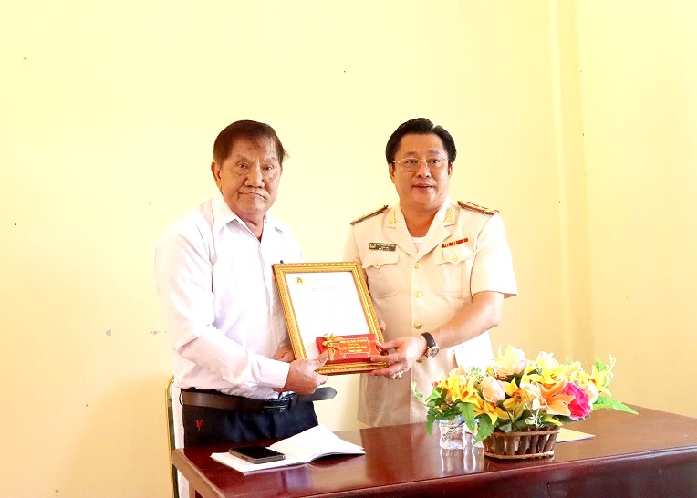 Đại tá Lâm Phước Nguyên, Giám đốc Công an tỉnh An Giang trao kinh phí hỗ trợ Hội Khmer - Việt Nam tỉnh Takeo.