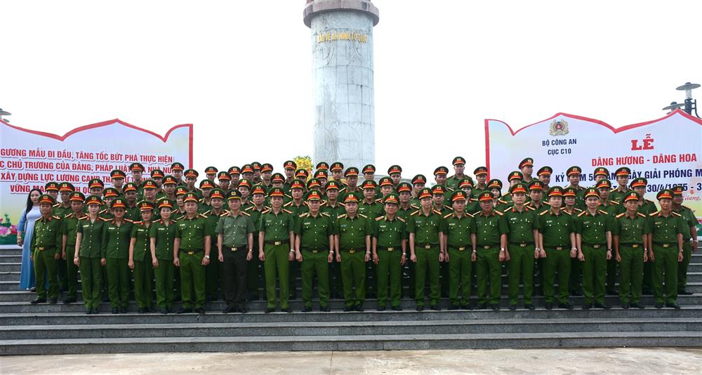 Đoàn công tác tại Lễ dâng hương, dâng hoa tại Khu di tích lịch sử quốc gia Ban An ninh khu IX.