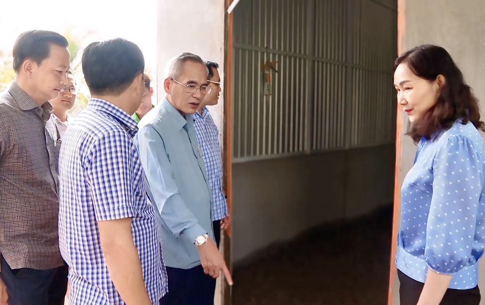 Bí thư Tỉnh ủy Lữ Văn Hùng kiểm tra tiến độ thực hiện chương trình xóa nhà tạm, nhà dột nát trên địa bàn tỉnh.