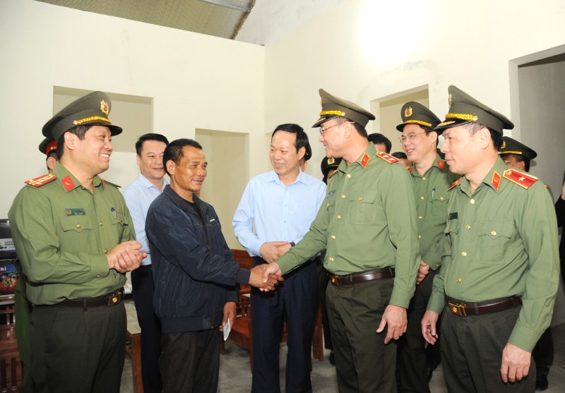 Thứ trưởng Phạm Thế Tùng cùng các đại biểu thăm quan ngôi nhà mới của gia đình ông Tô Lục Lèn.