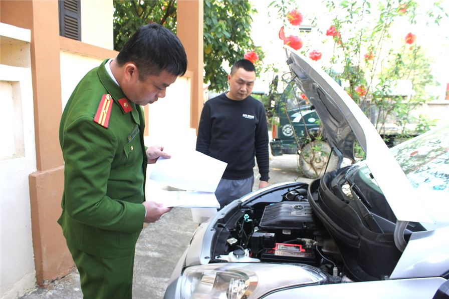 Công an xã Điềm He, huyện Văn Quan giải quyết thủ tục đăg ký xe ô tô của người dân.