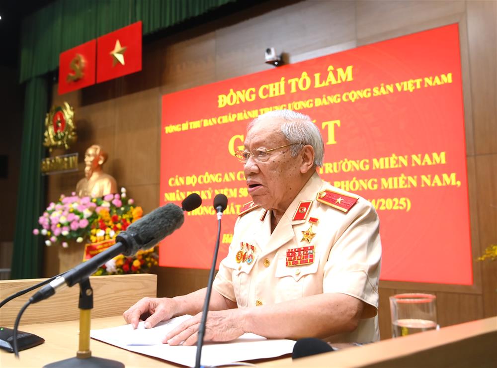 Thiếu tướng Phan Văn Lai, Trưởng Ban liên lạc cán bộ Công an chi viện chiến trường miền Nam thời kỳ kháng chiến chống Mỹ, cứu nước phát biểu tại buổi gặp mặt.
