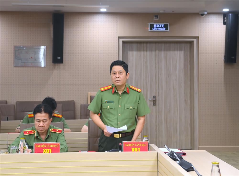 Đại tá Nguyễn Hồng Nguyên, Phó Chánh Văn phòng Bộ Công an trình bày báo cáo tại Hội nghị.