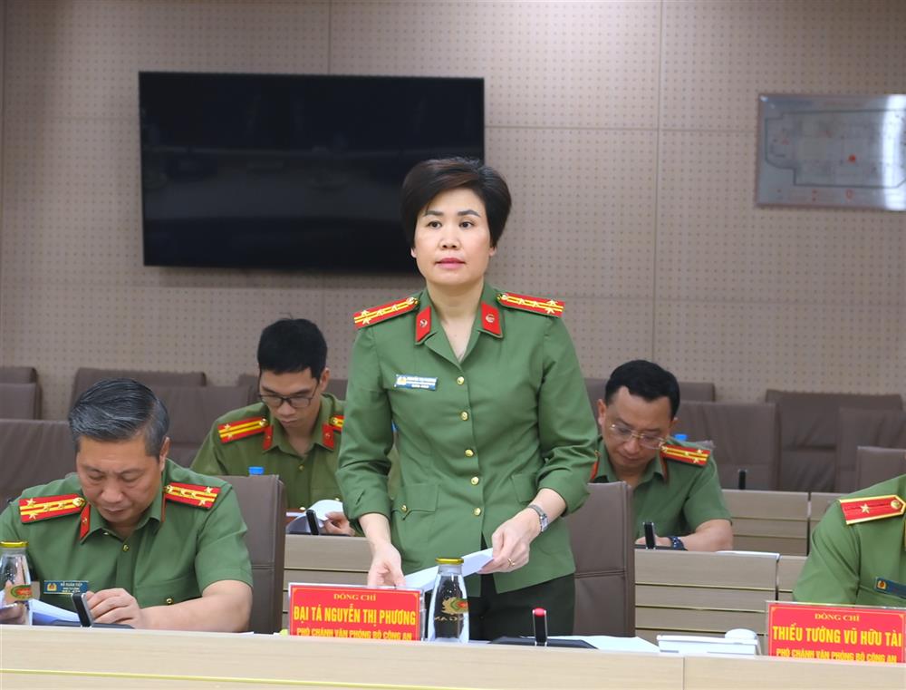 Đại tá Nguyễn Thị Phương, Phó Chánh Văn phòng Bộ Công an trình bày báo cáo trung tâm.