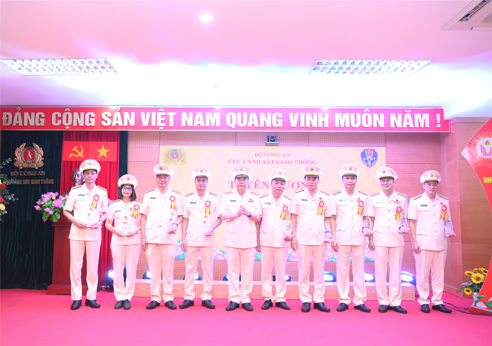 Trung tướng Nguyễn Văn Trung, Cục trưởng Cục CSGT trao biểu trưng tặng các tập thể, cá nhân điển hình.