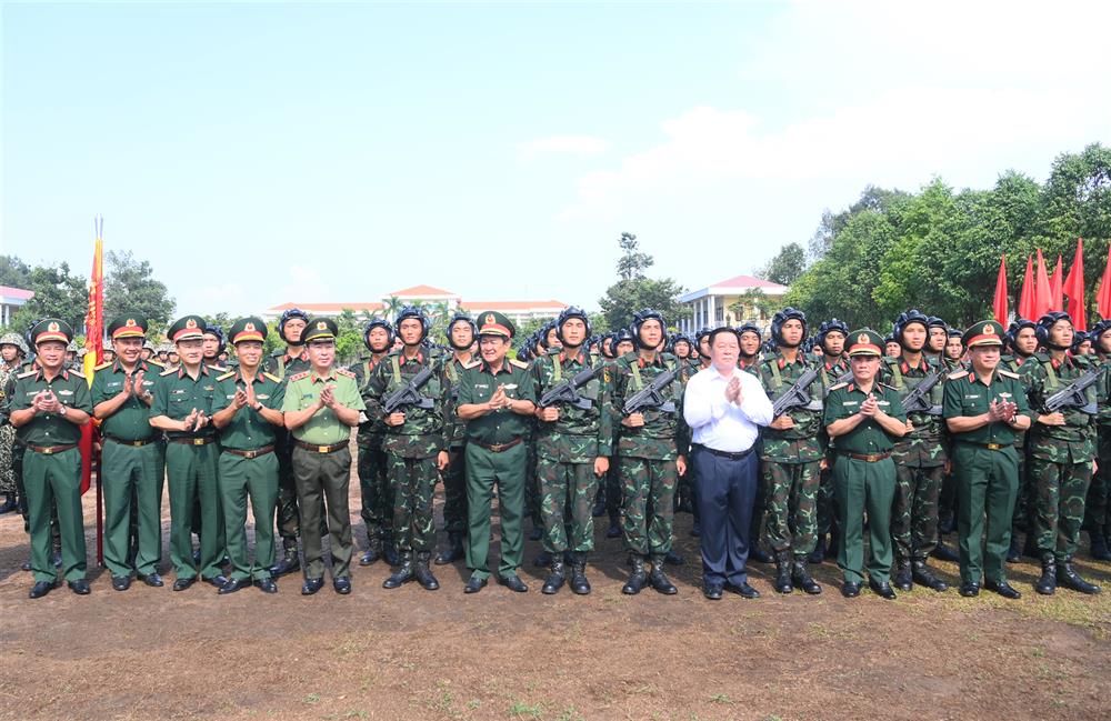 Đồng chí Nguyễn Trọng Nghĩa cùng các đại biểu động viên lực lượng của Bộ Quốc phòng tham gia diễu binh, diễu hành