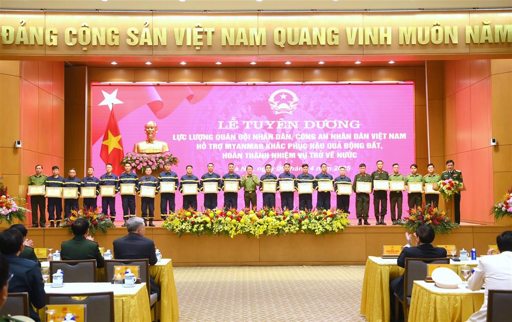 Đại tướng Lương Tam Quang, Bộ trưởng Bộ Công an trao Bằng khen của Bộ Công an tặng các cá nhân có thành tích xuất sắc.