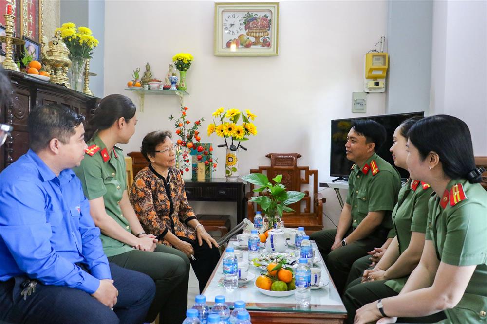 Đoàn viên, hội viên trò chuyện với cô Huỳnh Thị Kiển - du kích thời kỳ kháng chiến chống Mỹ.