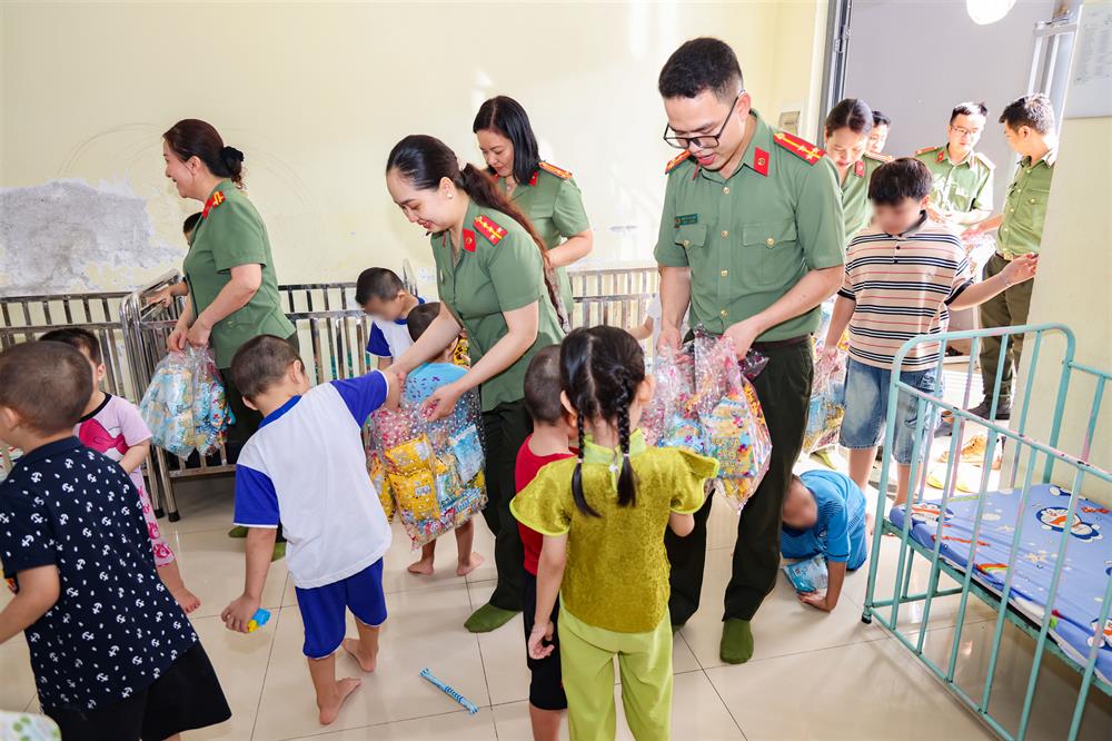 Đoàn đến thăm và tặng quà các em nhỏ có hoàn cảnh đặc biệt đang được chăm sóc tại Trung tâm Công tác xã hội thành phố Cần Thơ.