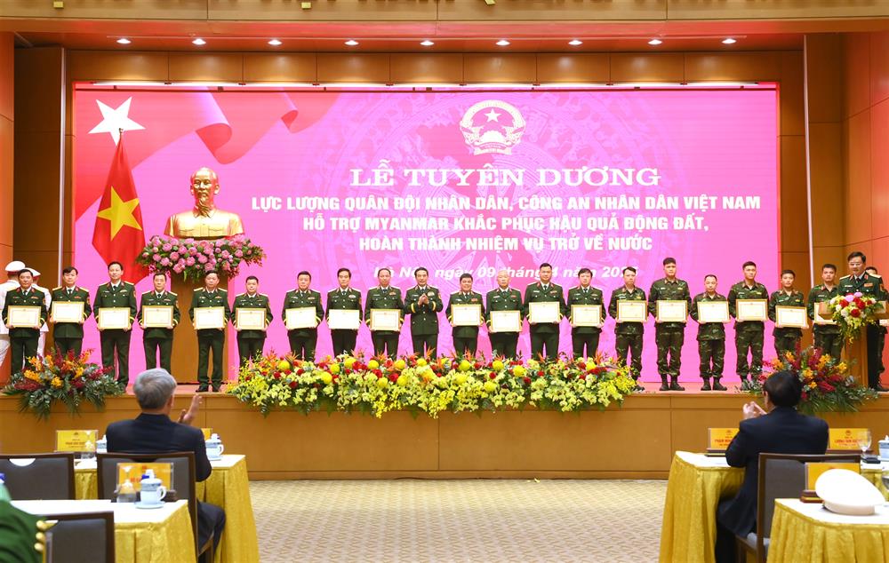 Đại tướng Phan Văn Giang, Bộ trưởng Bộ Quốc phòng trao Bằng khen của Bộ Quốc phòng tặng các tập thể, cá nhân có thành tích xuất sắc.
