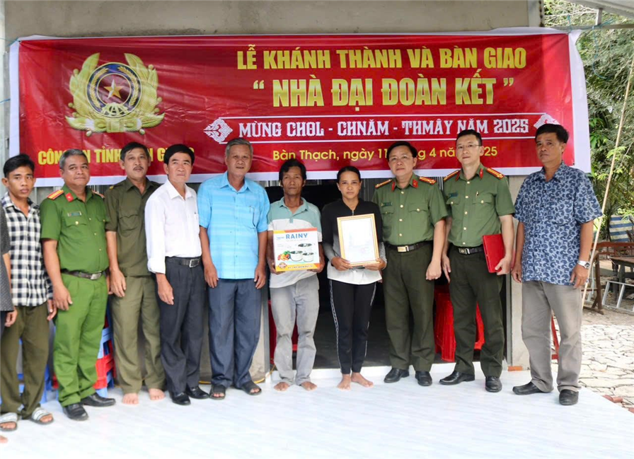 Các đại biểu cùng gia đình chị Thị Đệp.