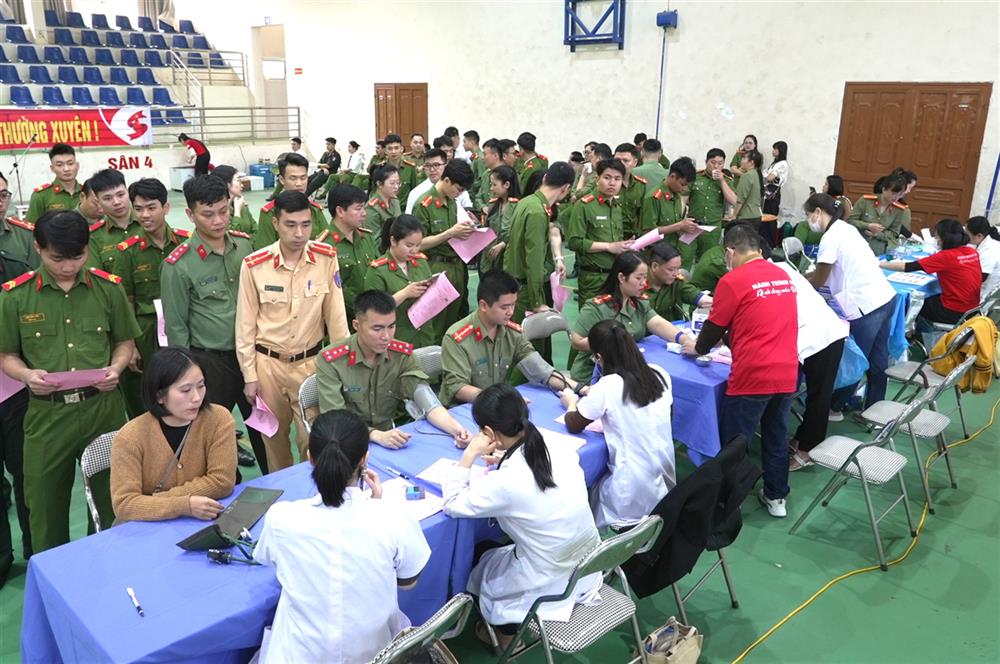 Đông đảo lãnh đạo, cán bộ, chiến sĩ đăng ký hiến máu.