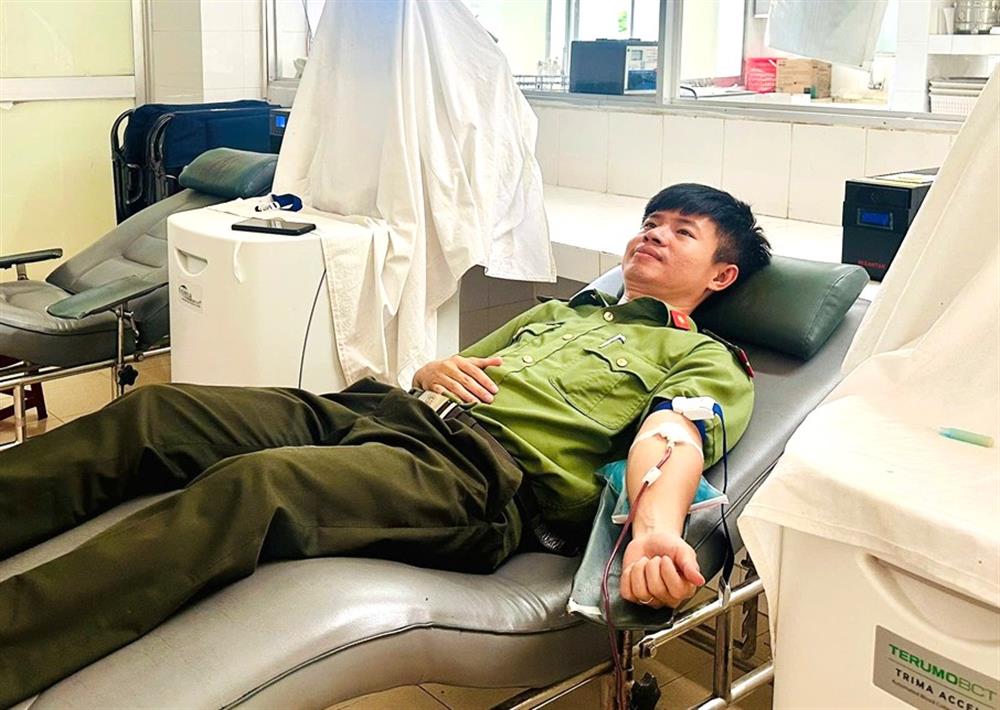 Cán bộ, chiến sĩ Công an tỉnh Quảng Nam kịp thời hiến máu cứu người.