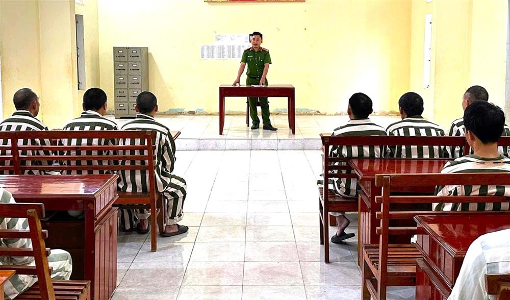 Cán bộ Trại tạm giam Công an tỉnh phổ biến hướng dẫn, điều kiện về đặc xá.