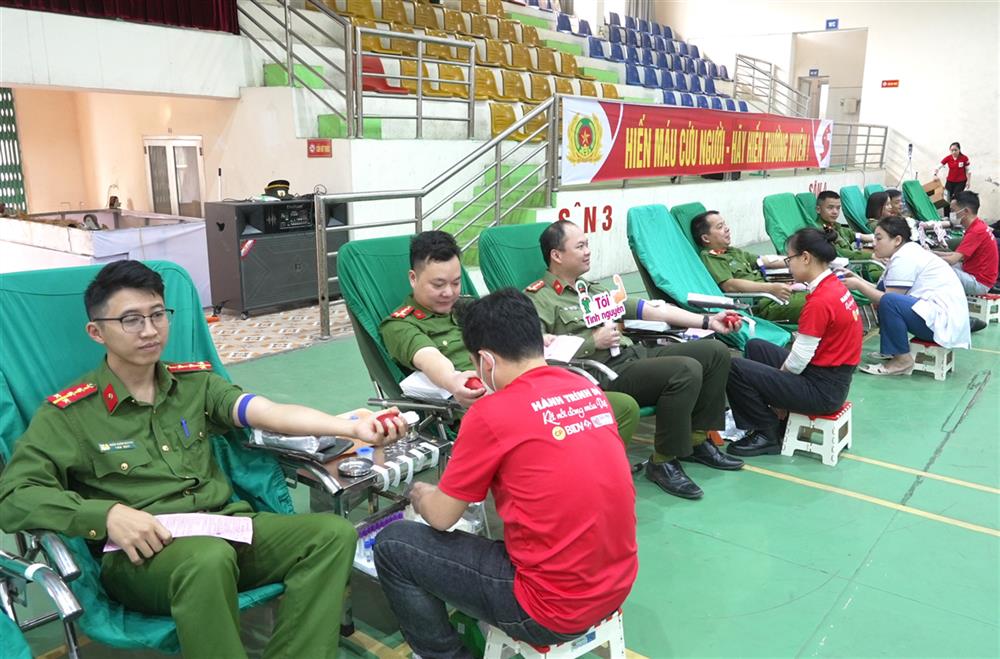 Lãnh đạo, cán bộ, chiến sĩ tham gia hiến máu tình nguyện.