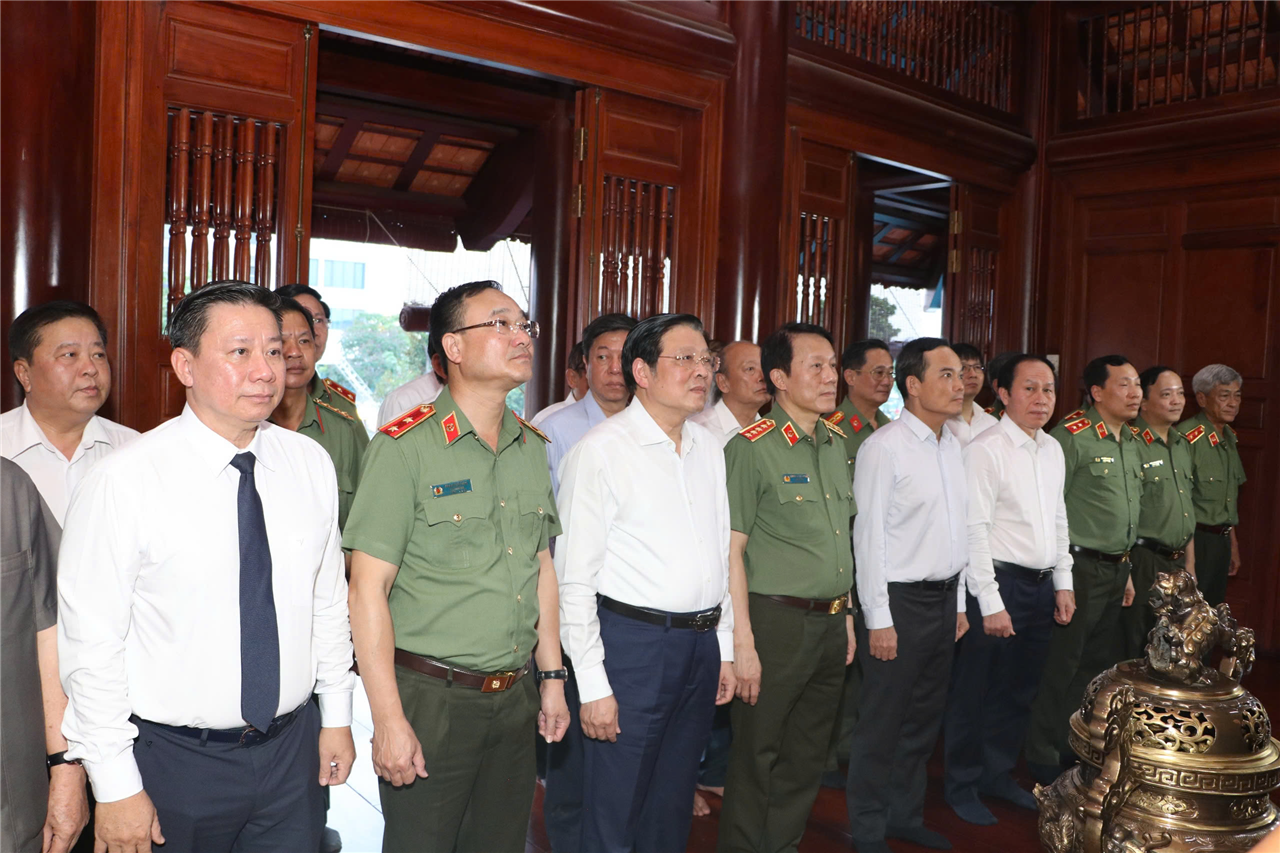 Sau nghi thức cắt băng khánh thành, các đại biểu đã dâng hương, trồng cây lưu niệm và tham quan khuôn viên Khu tưởng niệm Bác Hồ.