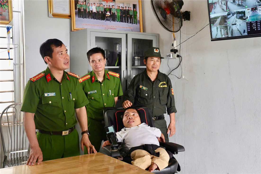 Đại tá Nguyễn Thế Tuấn, Phó Giám đốc Công an tỉnh kiểm tra mô hình “Tiếng kẻng an ninh”.