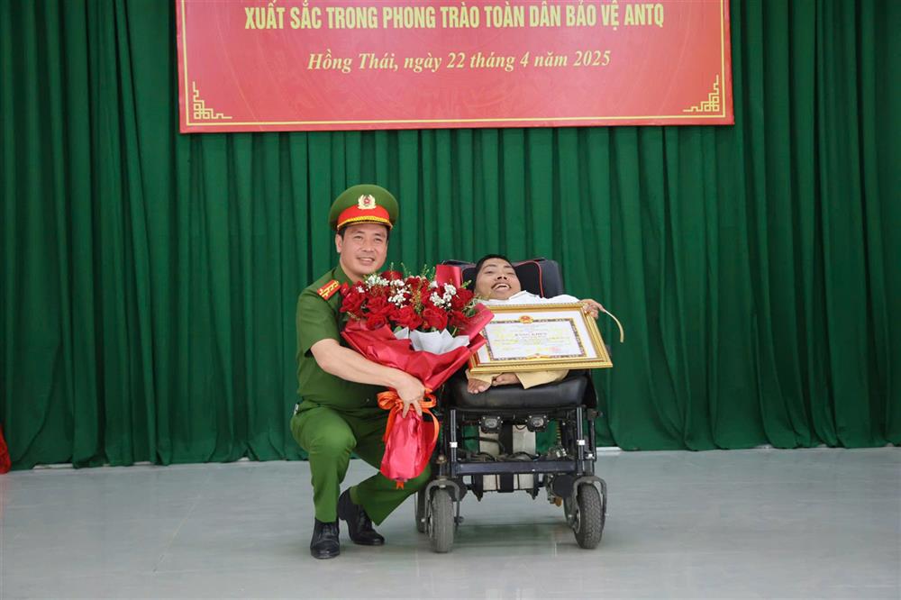 Đại tá Nguyễn Thế Tuấn, Phó Giám đốc Công an tỉnh trao Bằng khen tặng anh Thân Ngọc Mạnh.