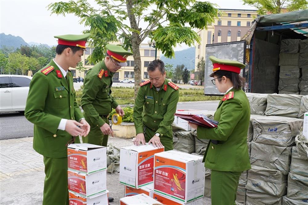 Lực lượng Công an kiểm đếm số hàng hóa bị thu giữ.